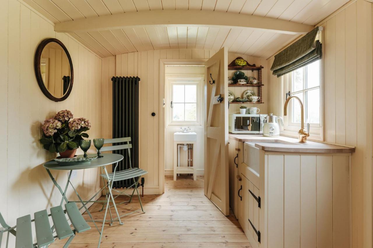 The Shepherds Huts & The Well Lodge At Ormesby Manor Ormesby Saint Michael Bagian luar foto